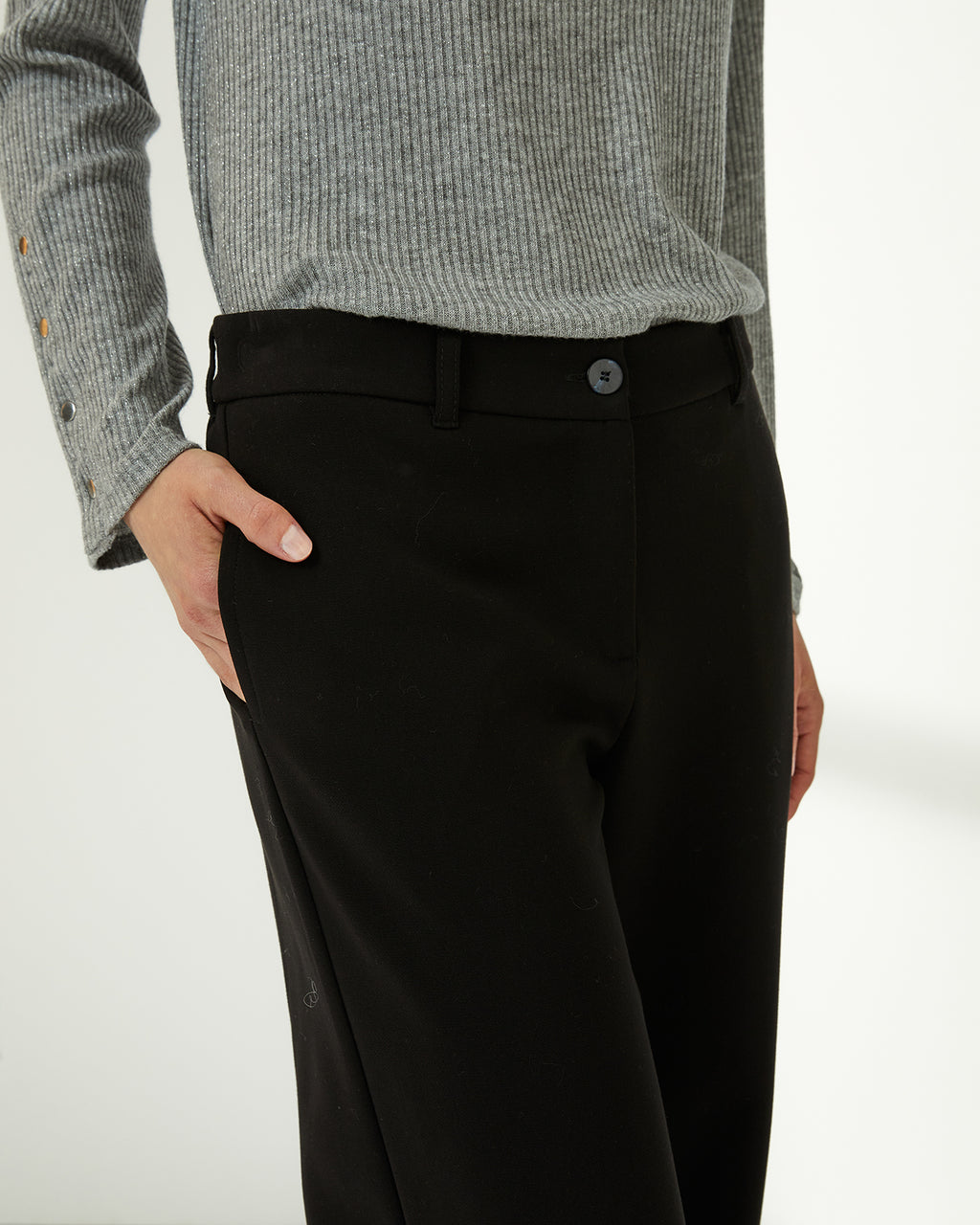 Pantalón recto de mujer corte básico