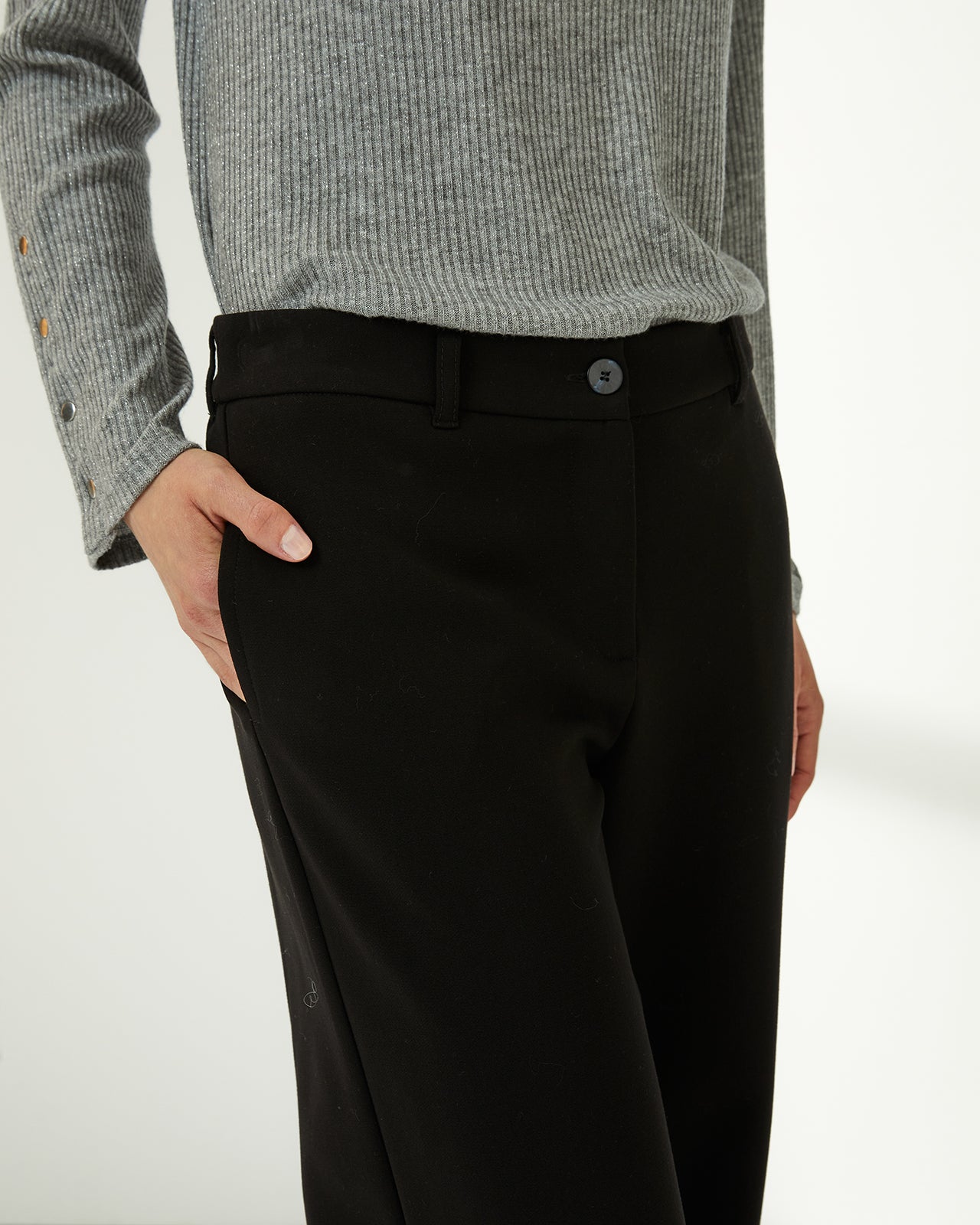 Pantalón recto de mujer corte básico