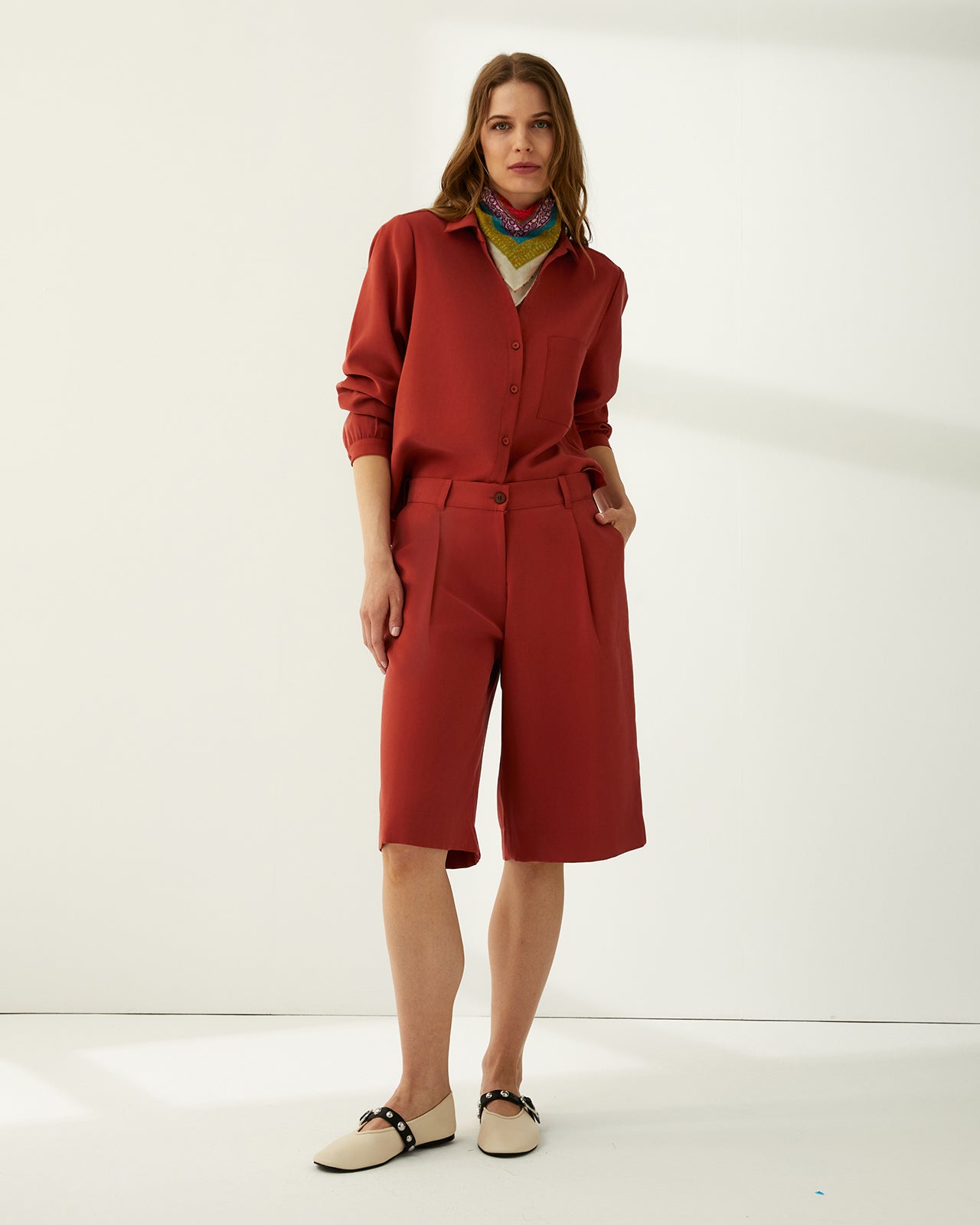 Bermuda de mujer con pinzas