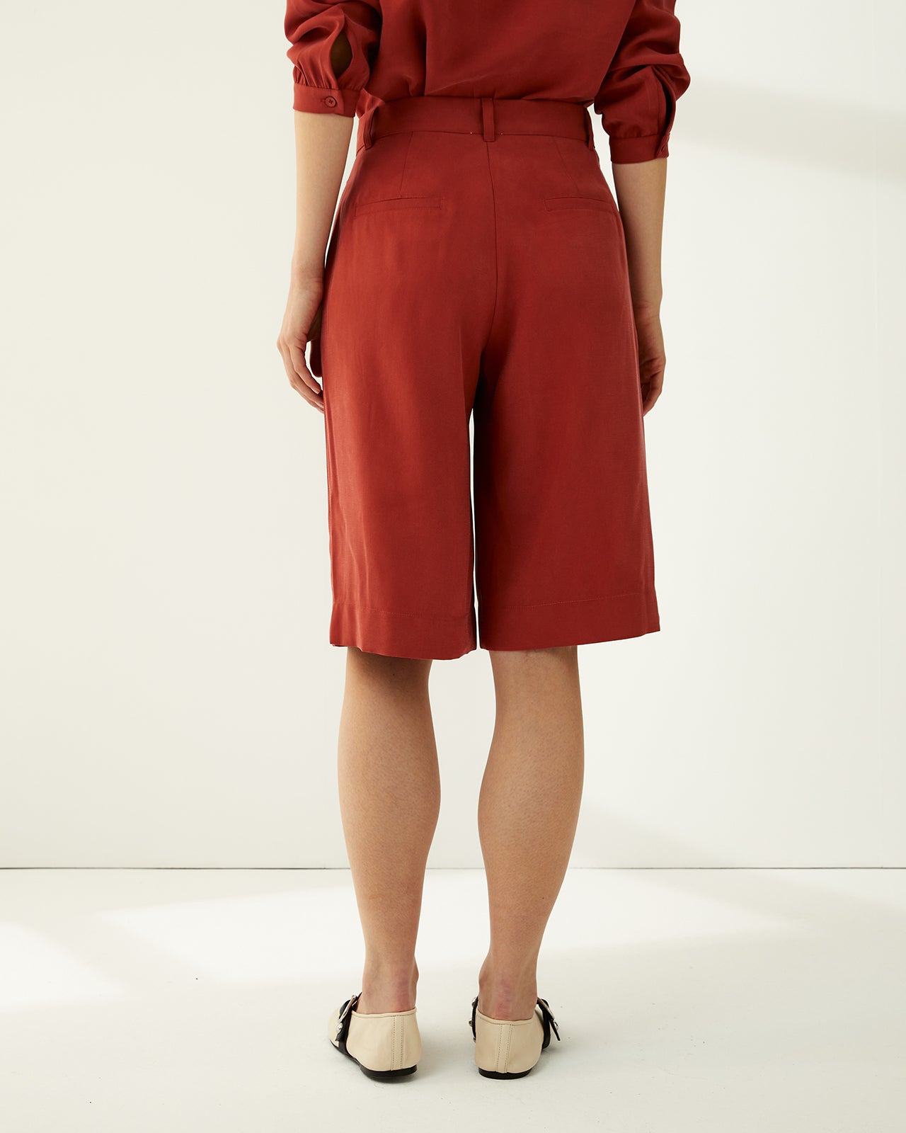Bermuda de mujer con pinzas
