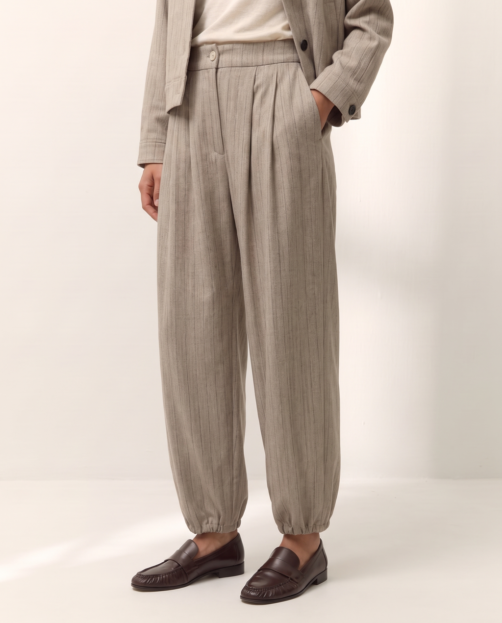Pantalón bombacho de mujer con pinzas