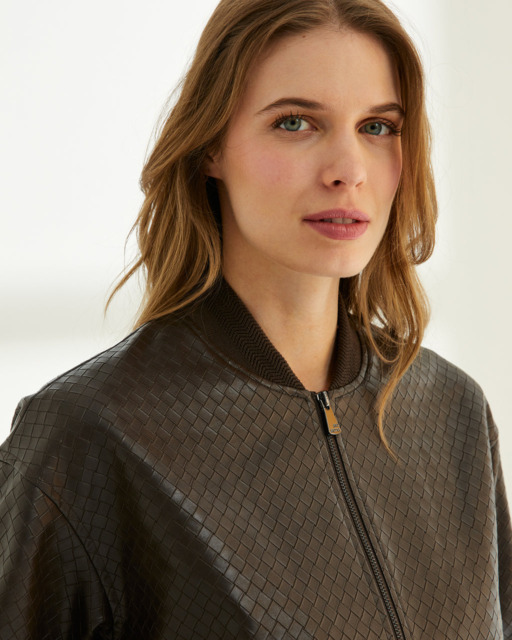 Chaqueta de mujer tipo bomber ecopiel