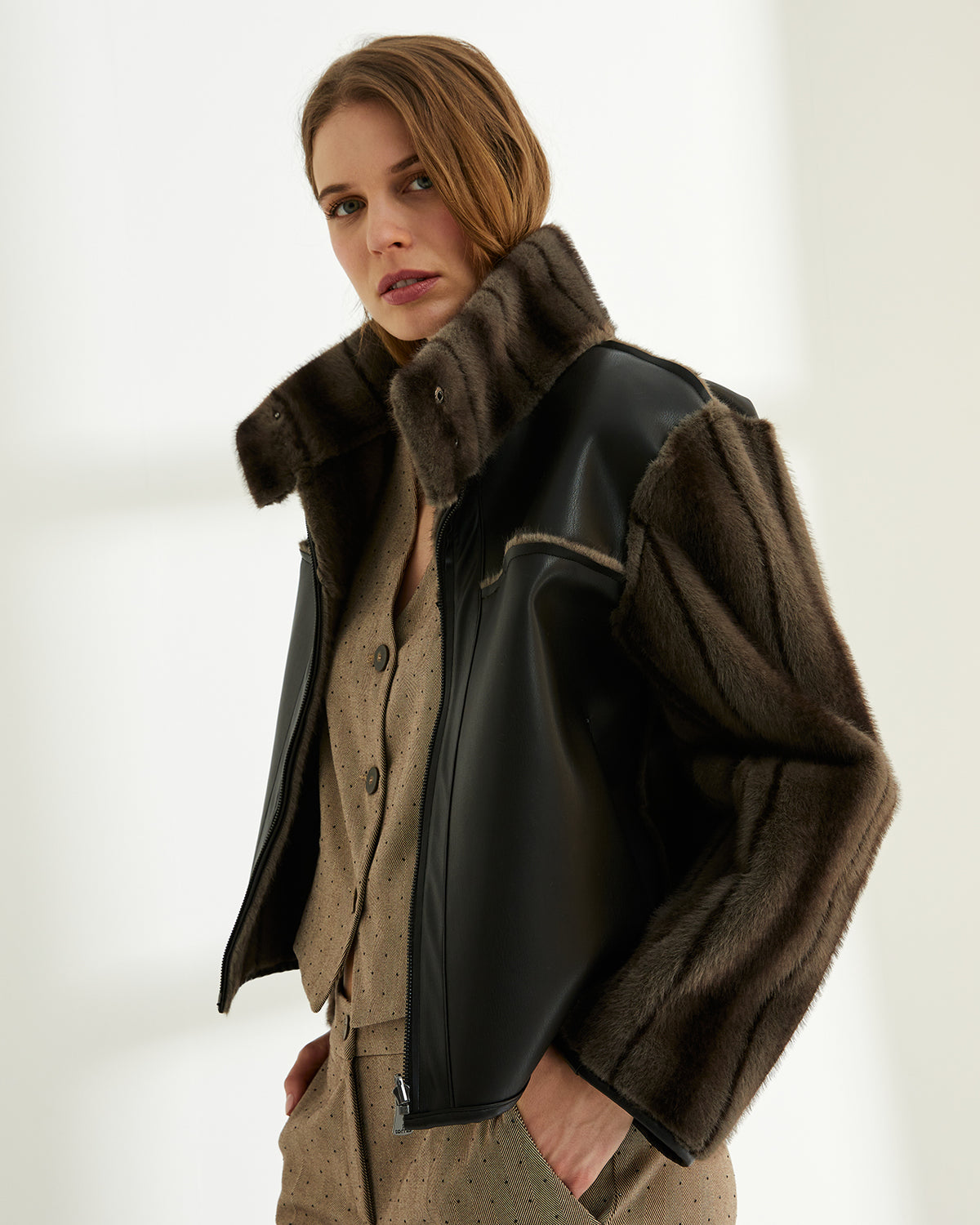 Chaqueta de mujer REVERSIBLE ecopiel y pelo sintético