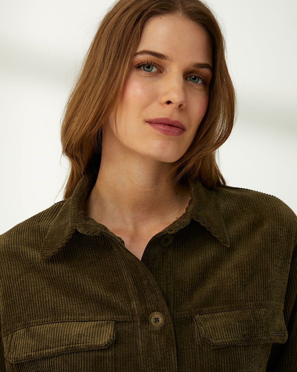 Chaqueta de mujer en pana tipo sobrecamisa