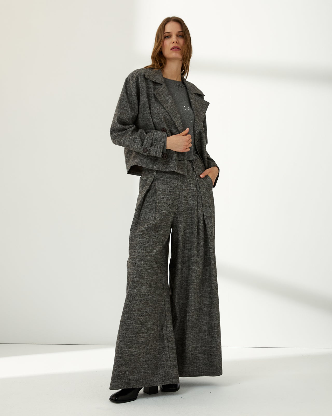 Chaqueta corta de mujer cruzada cuatro botones