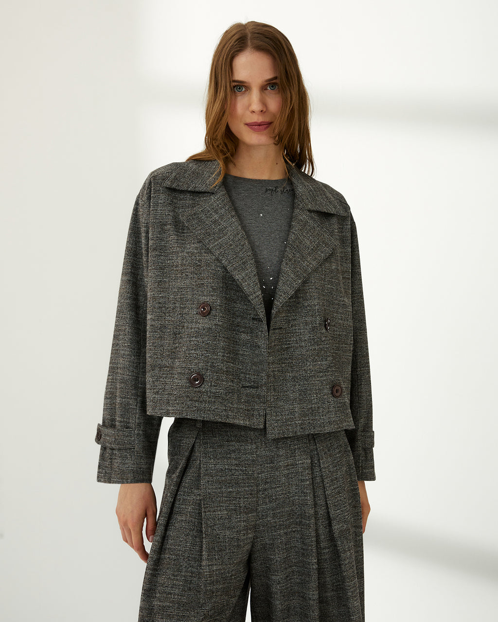 Chaqueta corta de mujer cruzada cuatro botones