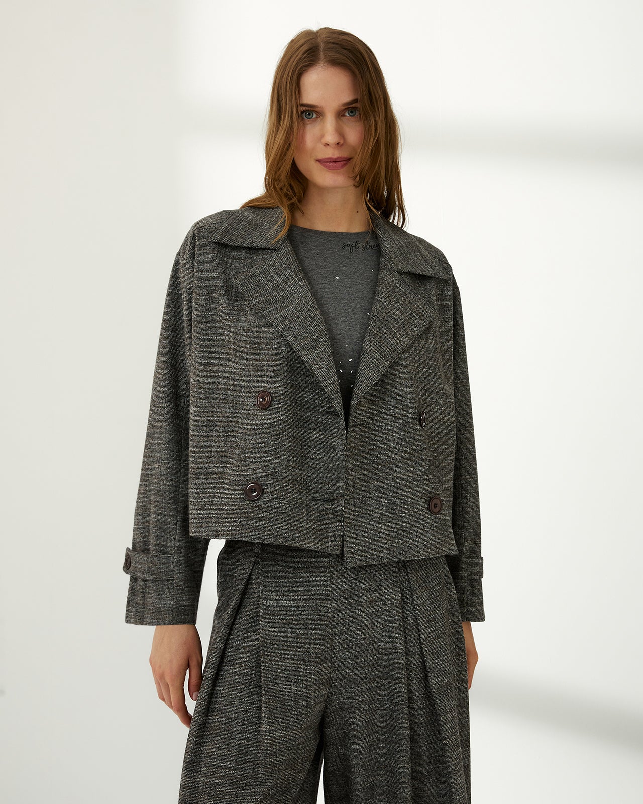 Chaqueta corta de mujer cruzada cuatro botones