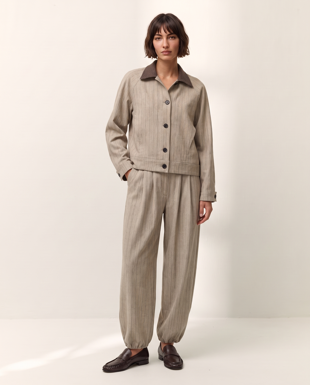 Chaqueta corta de mujer cuello contrastado