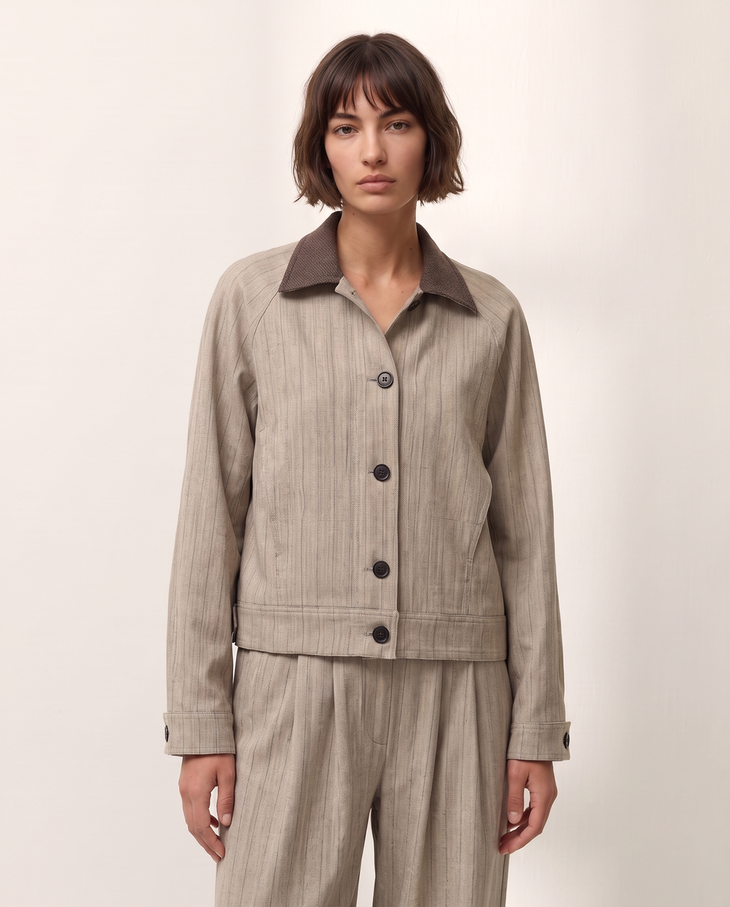 Chaqueta corta de mujer cuello contrastado