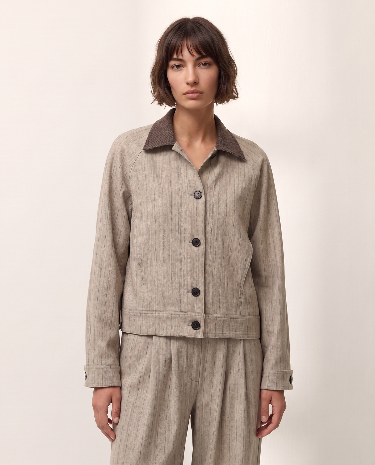 Chaqueta corta de mujer cuello contrastado