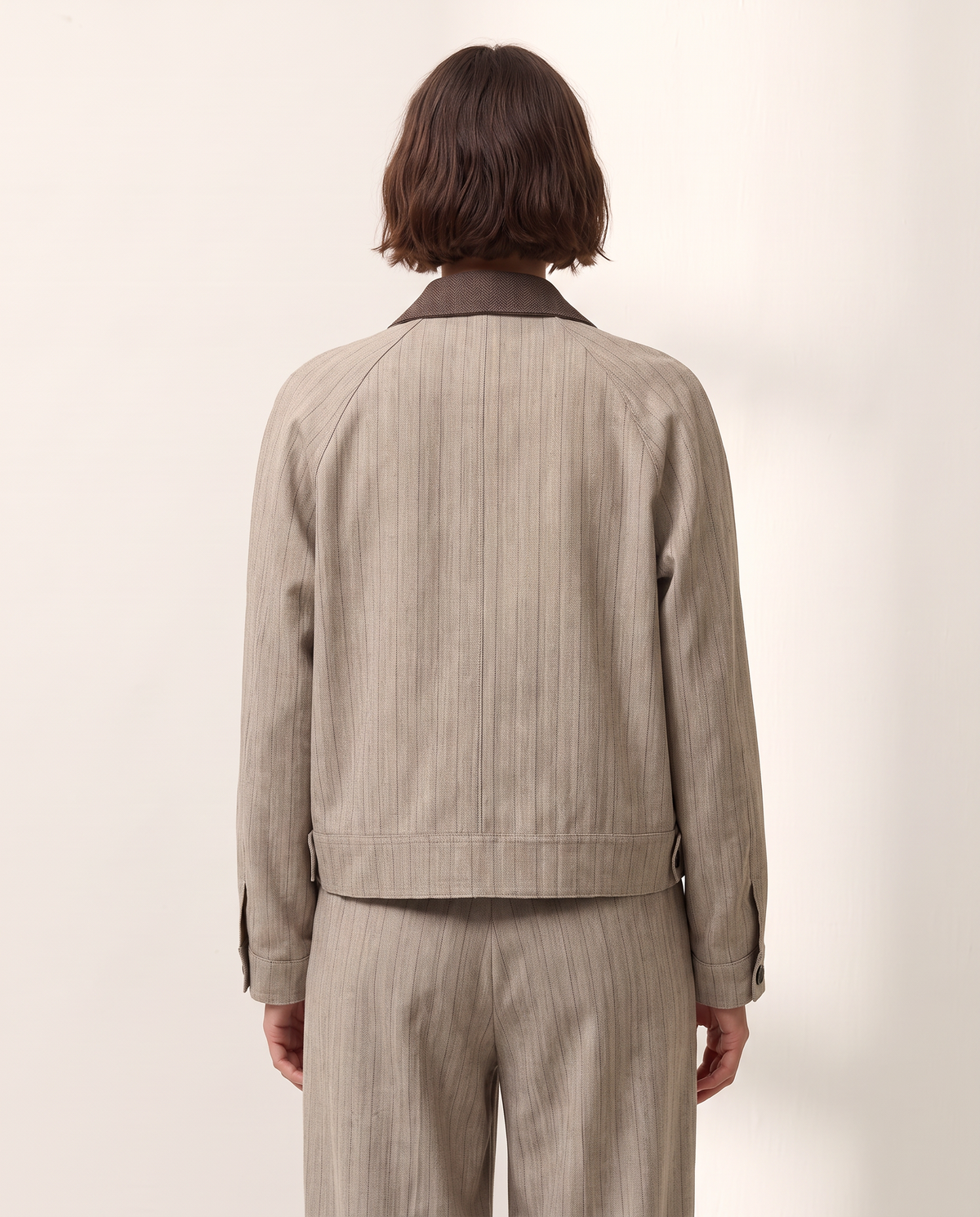 Chaqueta corta de mujer cuello contrastado