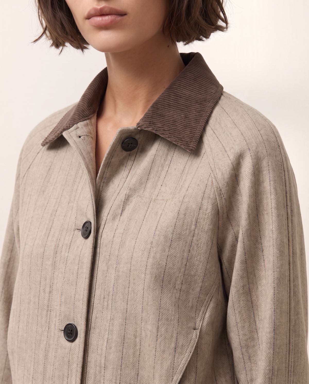 Chaqueta corta de mujer cuello contrastado