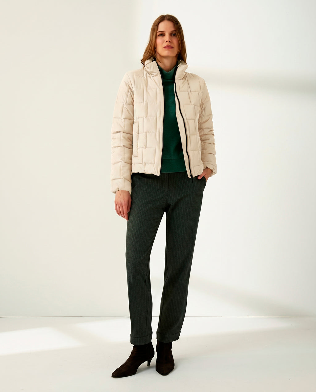 Parka corta de mujer acolchada cuello alzado