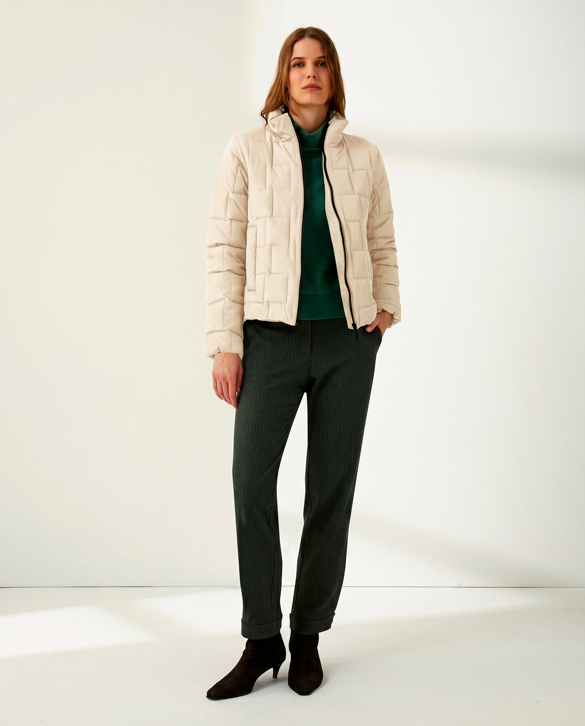 Parka corta de mujer acolchada cuello alzado