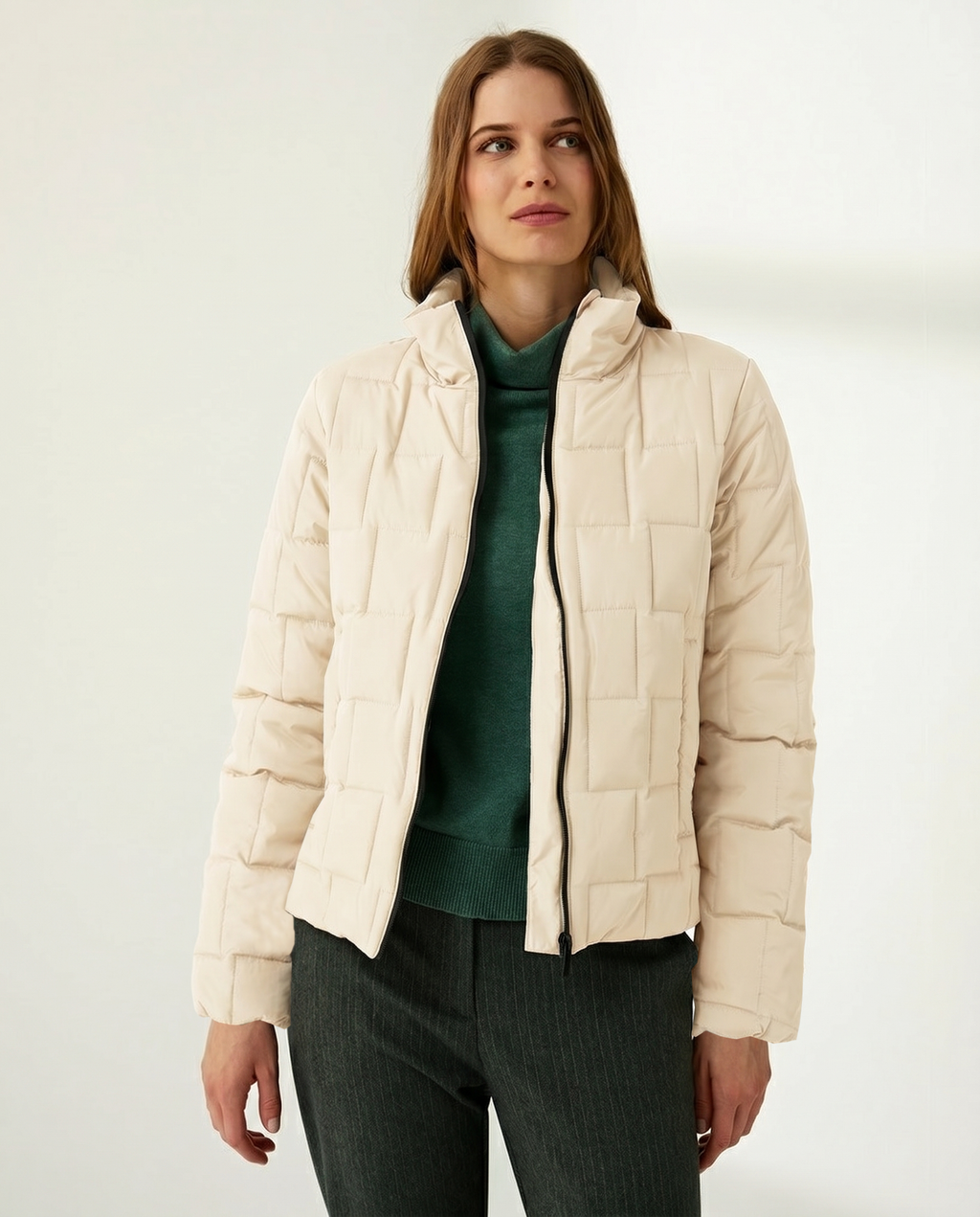 Parka corta de mujer acolchada cuello alzado
