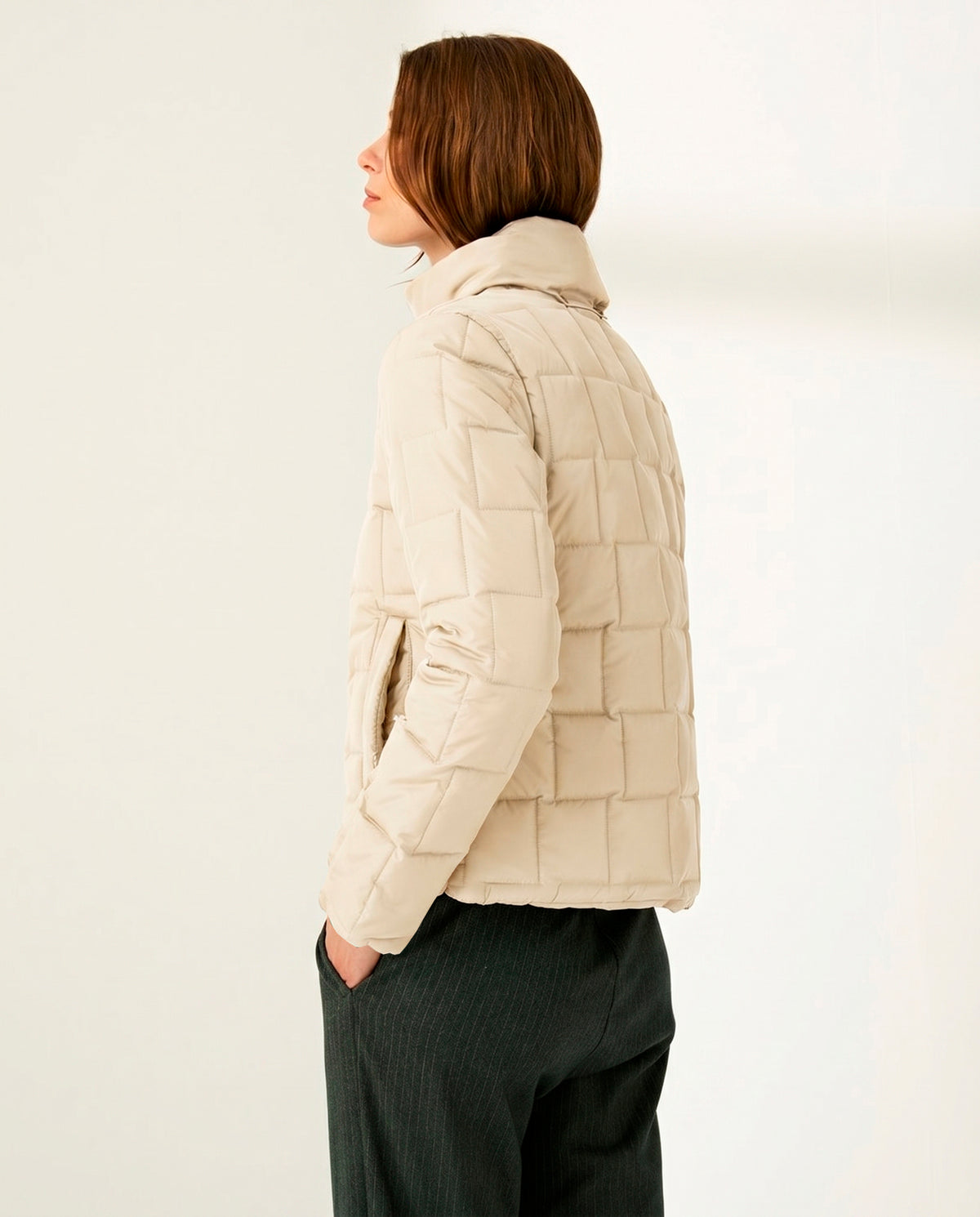 Parka corta de mujer acolchada cuello alzado