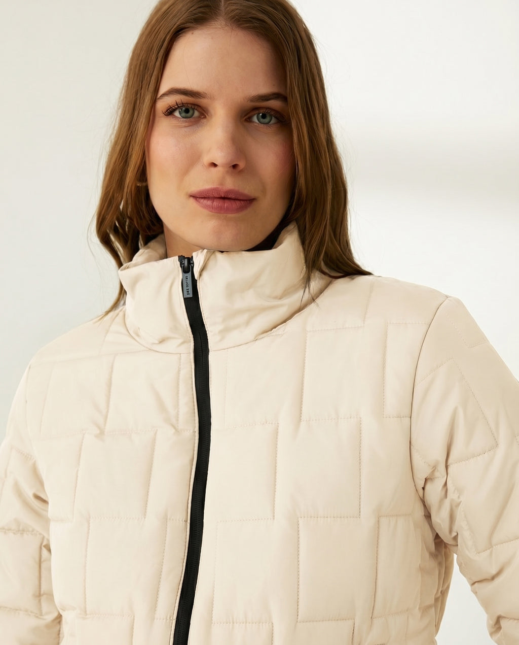 Parka corta de mujer acolchada cuello alzado