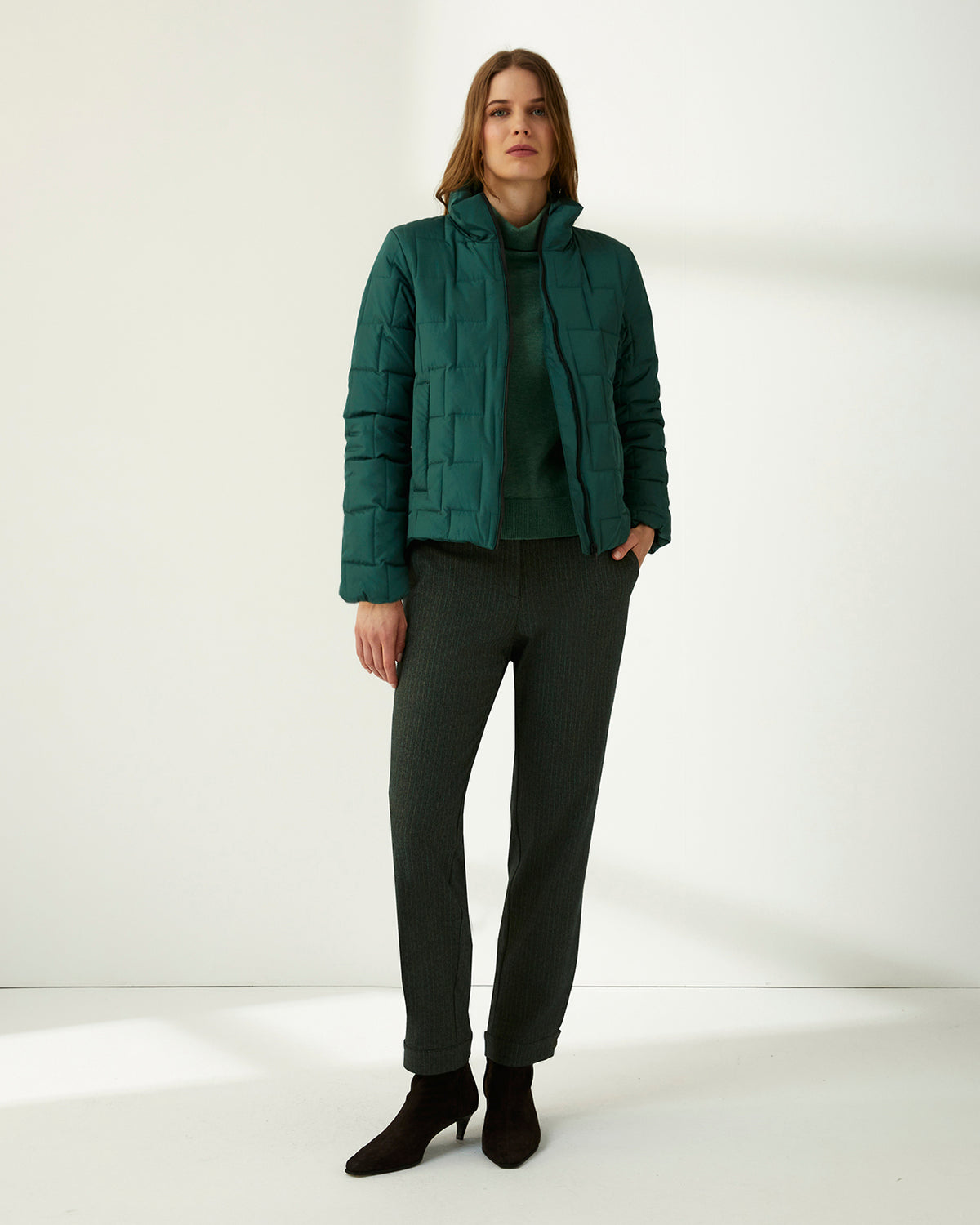 Parka corta de mujer acolchada cuello alzado