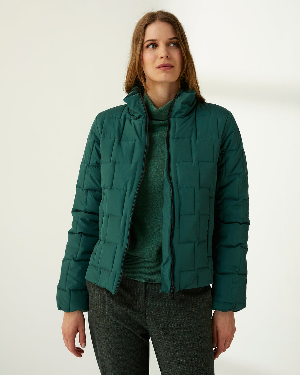 Parka corta de mujer acolchada cuello alzado