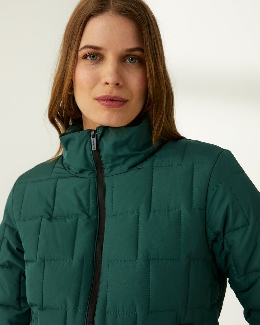 Parka corta de mujer acolchada cuello alzado