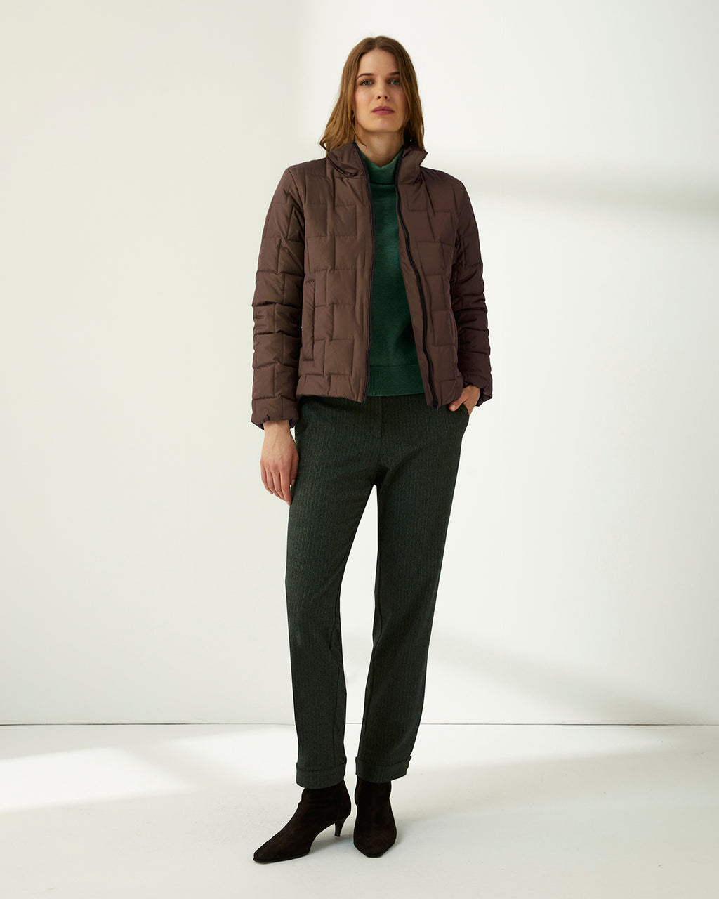 Parka corta de mujer acolchada cuello alzado