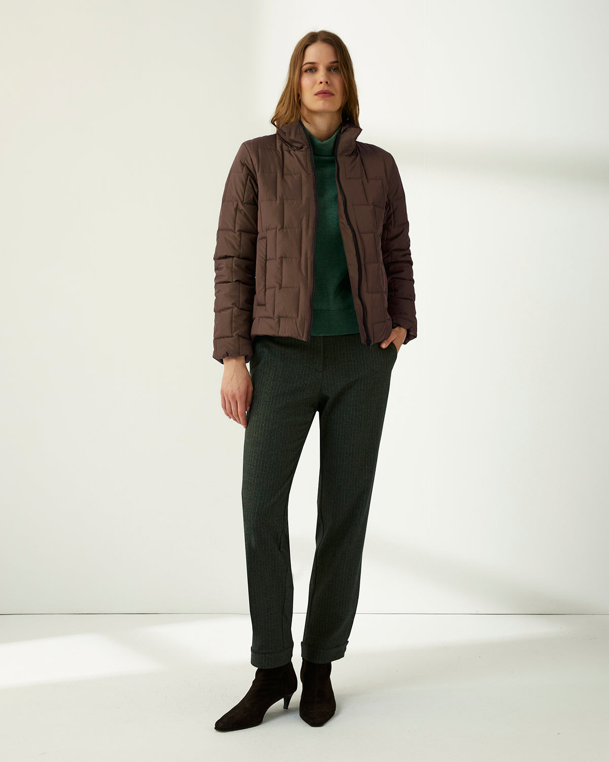 Parka corta de mujer acolchada cuello alzado