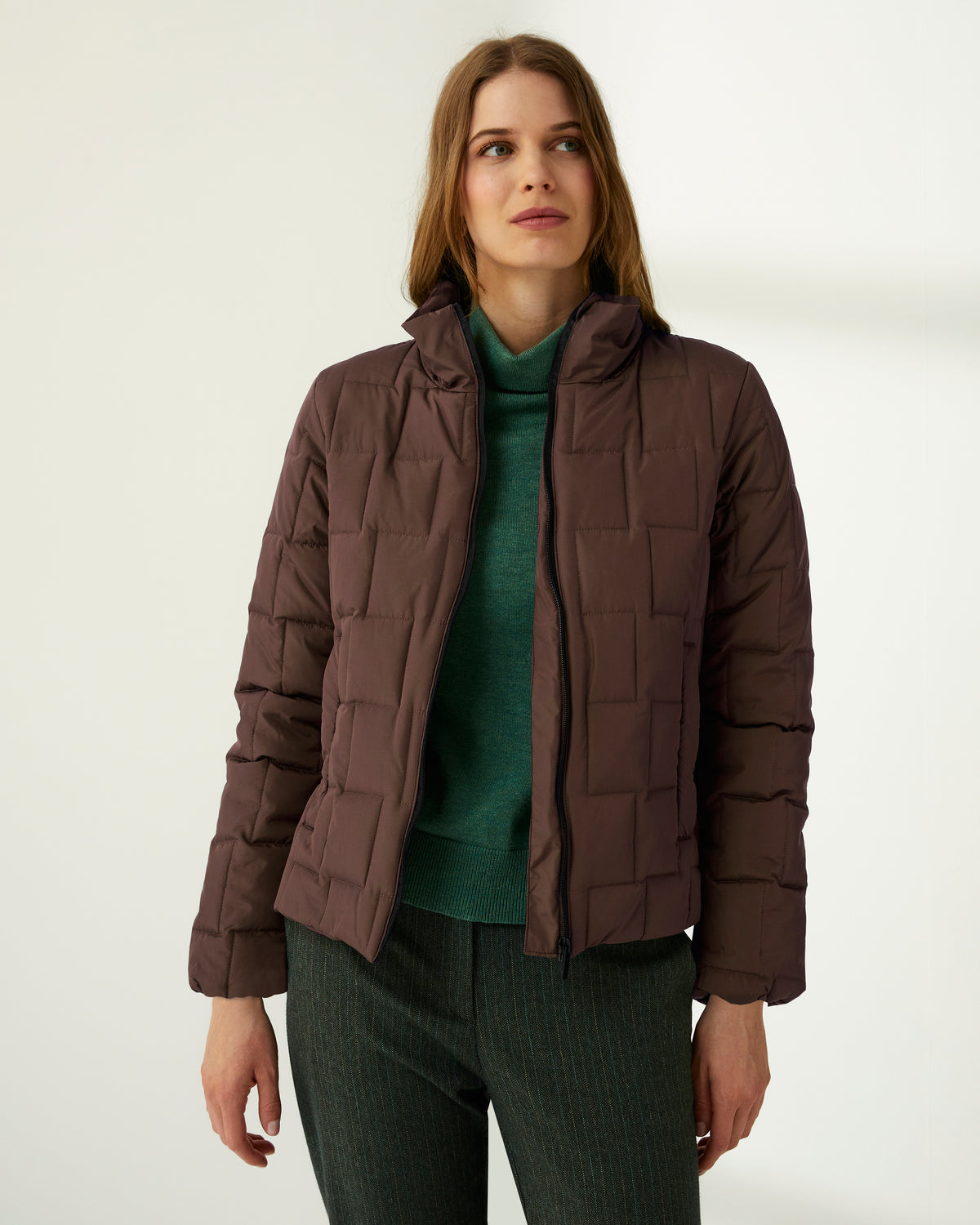 Parka corta de mujer acolchada cuello alzado