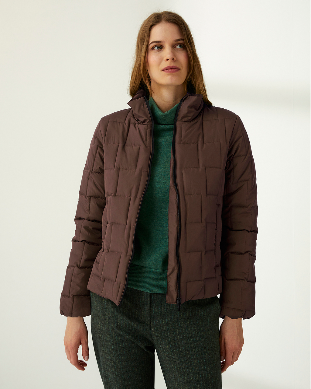 Parka corta de mujer acolchada cuello alzado