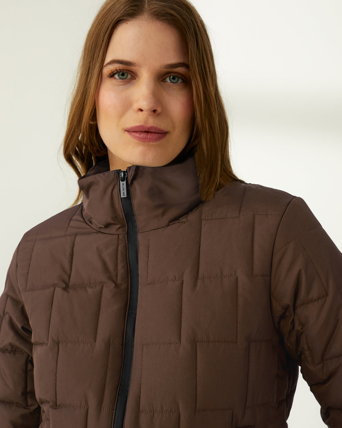 Parka corta de mujer acolchada cuello alzado