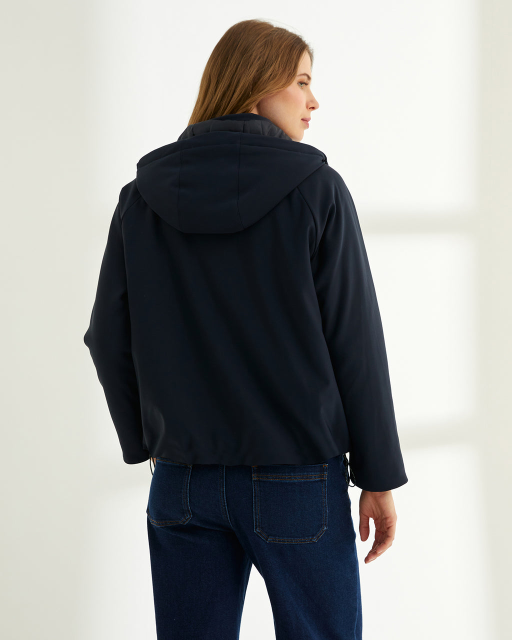 Parka corta de mujer con capucha