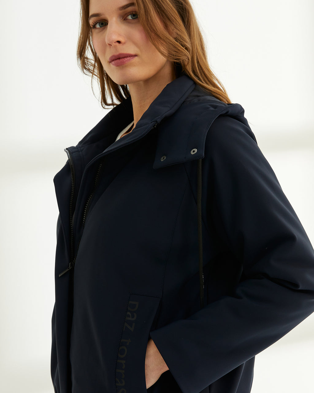 Parka corta de mujer con capucha