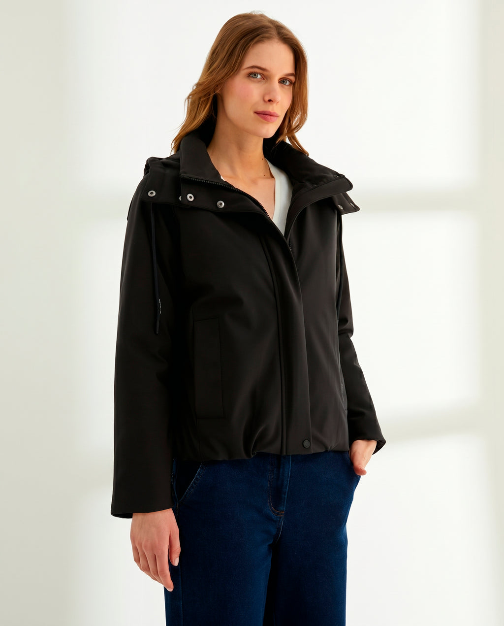 Parka corta de mujer con capucha