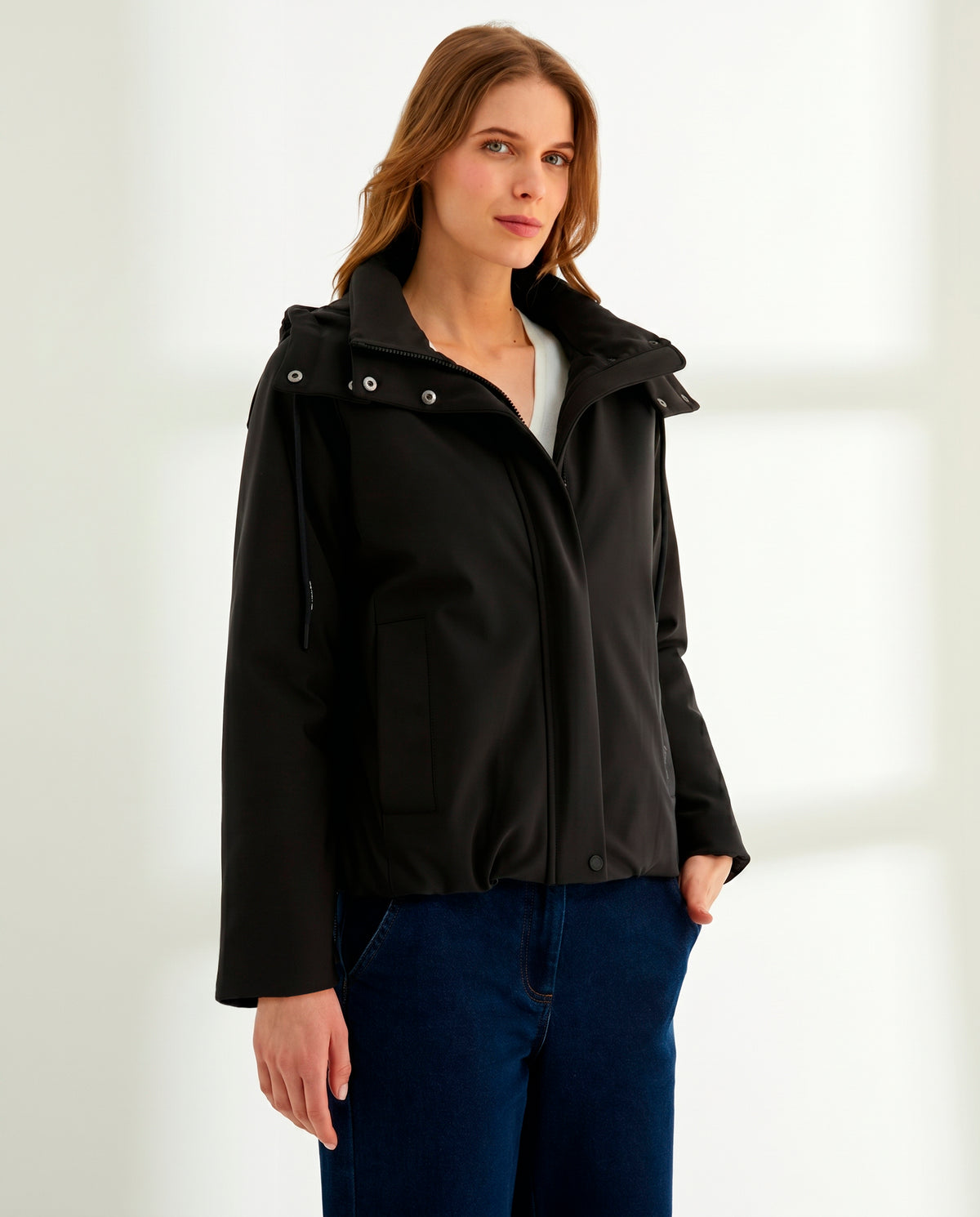 Parka corta de mujer con capucha
