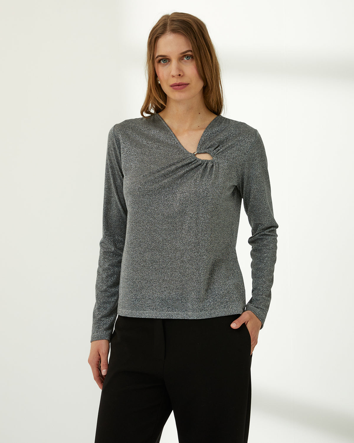 Camiseta de mujer cuello pico asimétrico manga larga