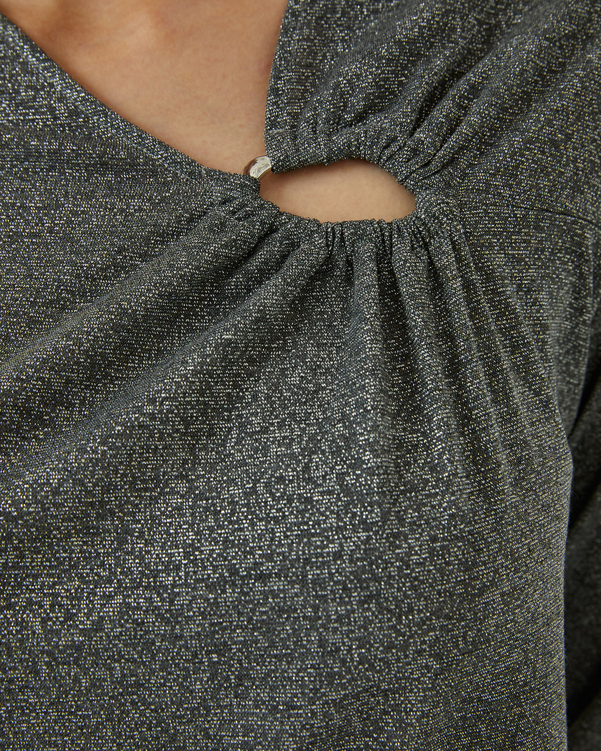 Camiseta de mujer cuello pico asimétrico manga larga