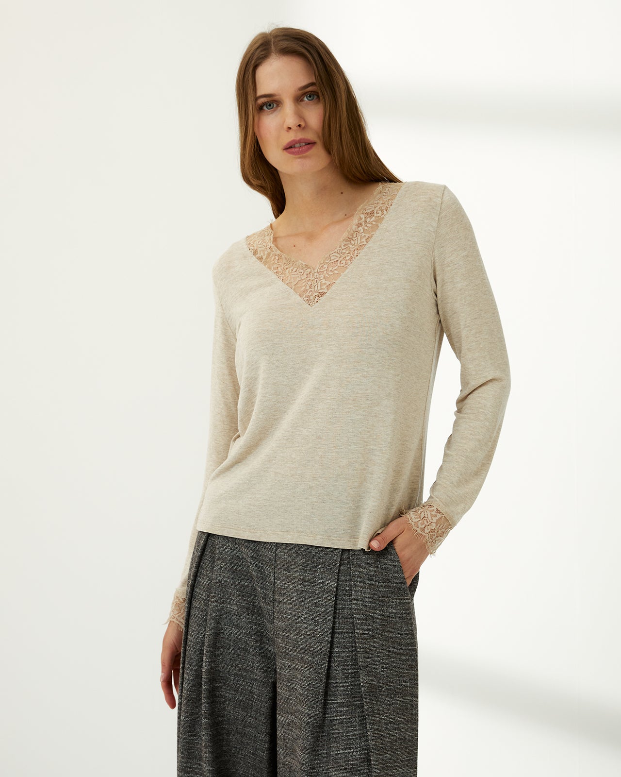 Camiseta de mujer cuello pico puntilla manga larga