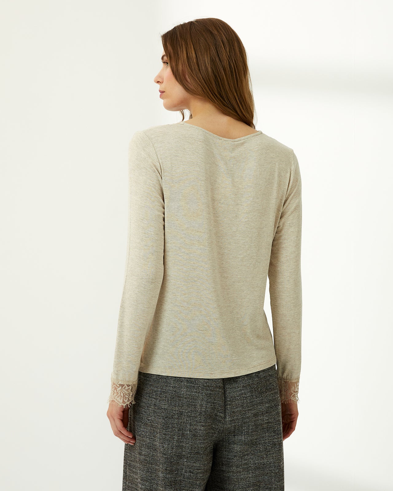 Camiseta de mujer cuello pico puntilla manga larga