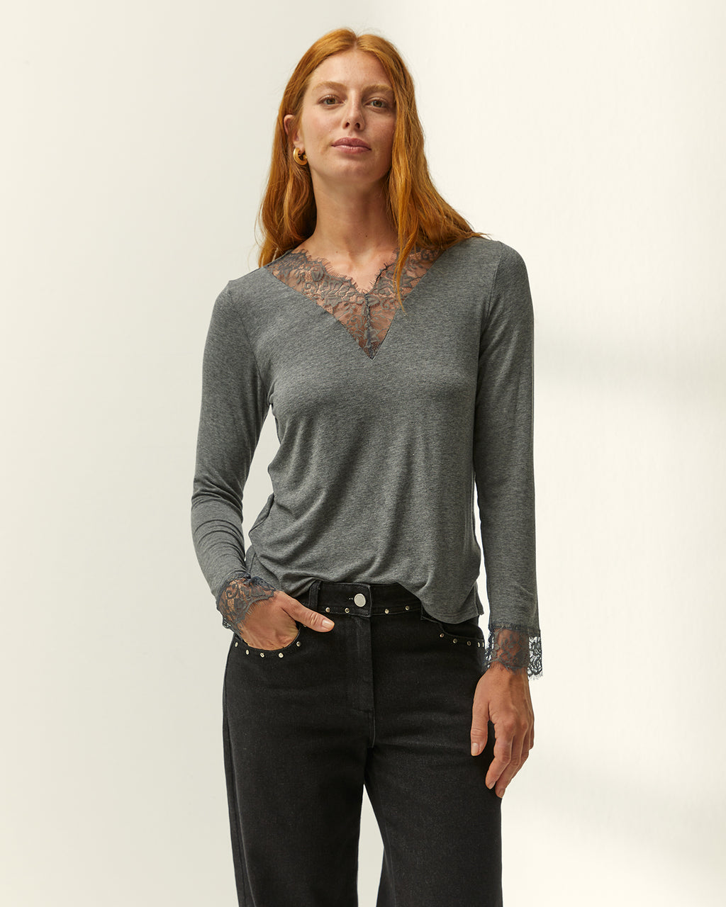 Camiseta de mujer cuello pico puntilla manga larga