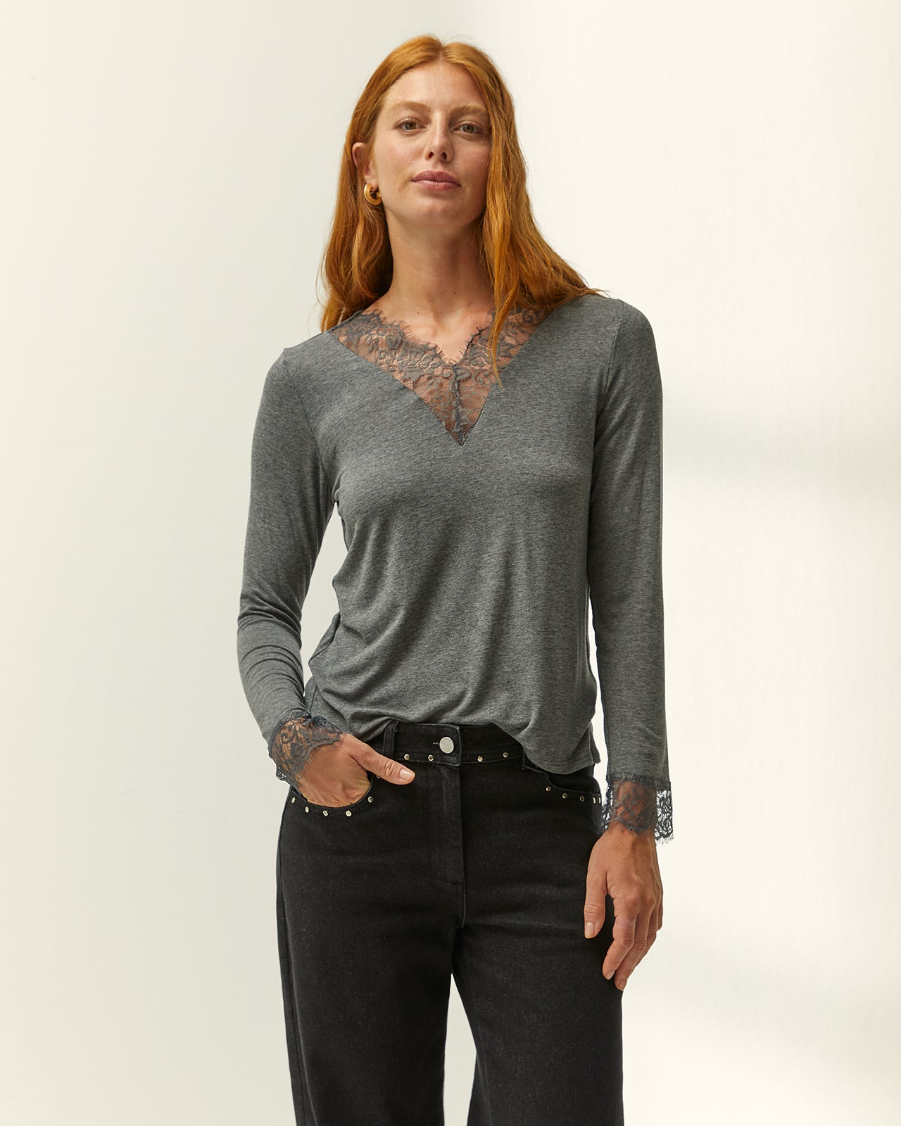 Camiseta de mujer cuello pico puntilla manga larga