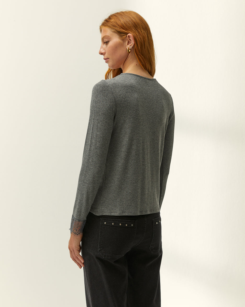 Camiseta de mujer cuello pico puntilla manga larga