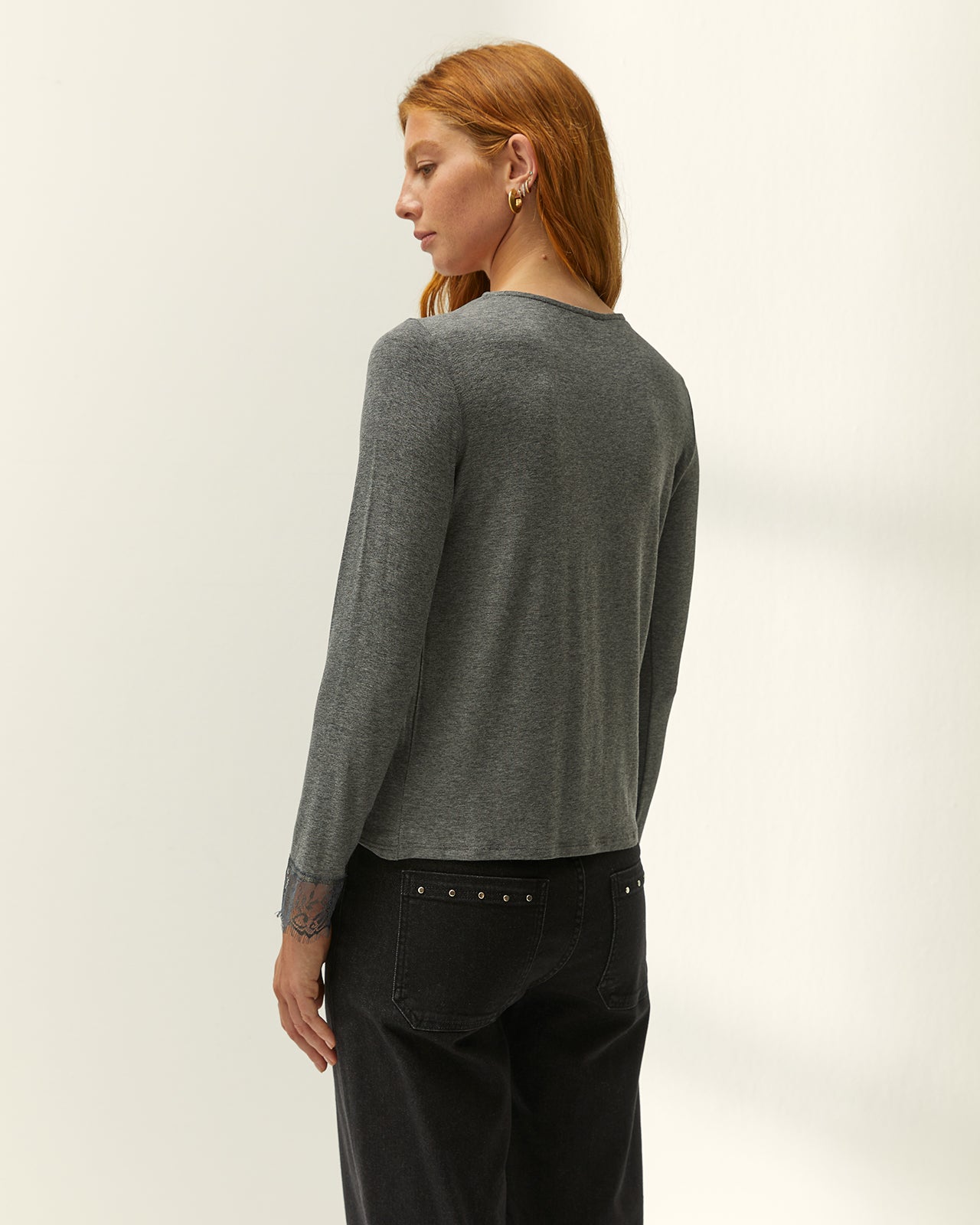 Camiseta de mujer cuello pico puntilla manga larga