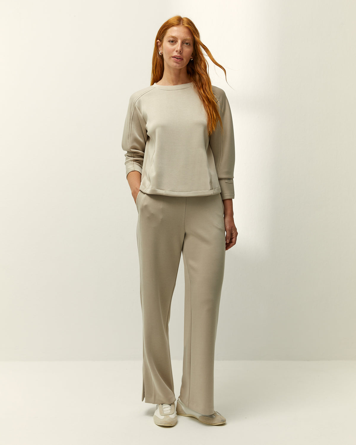 Sudadera de mujer cuello redondo y bolsillos