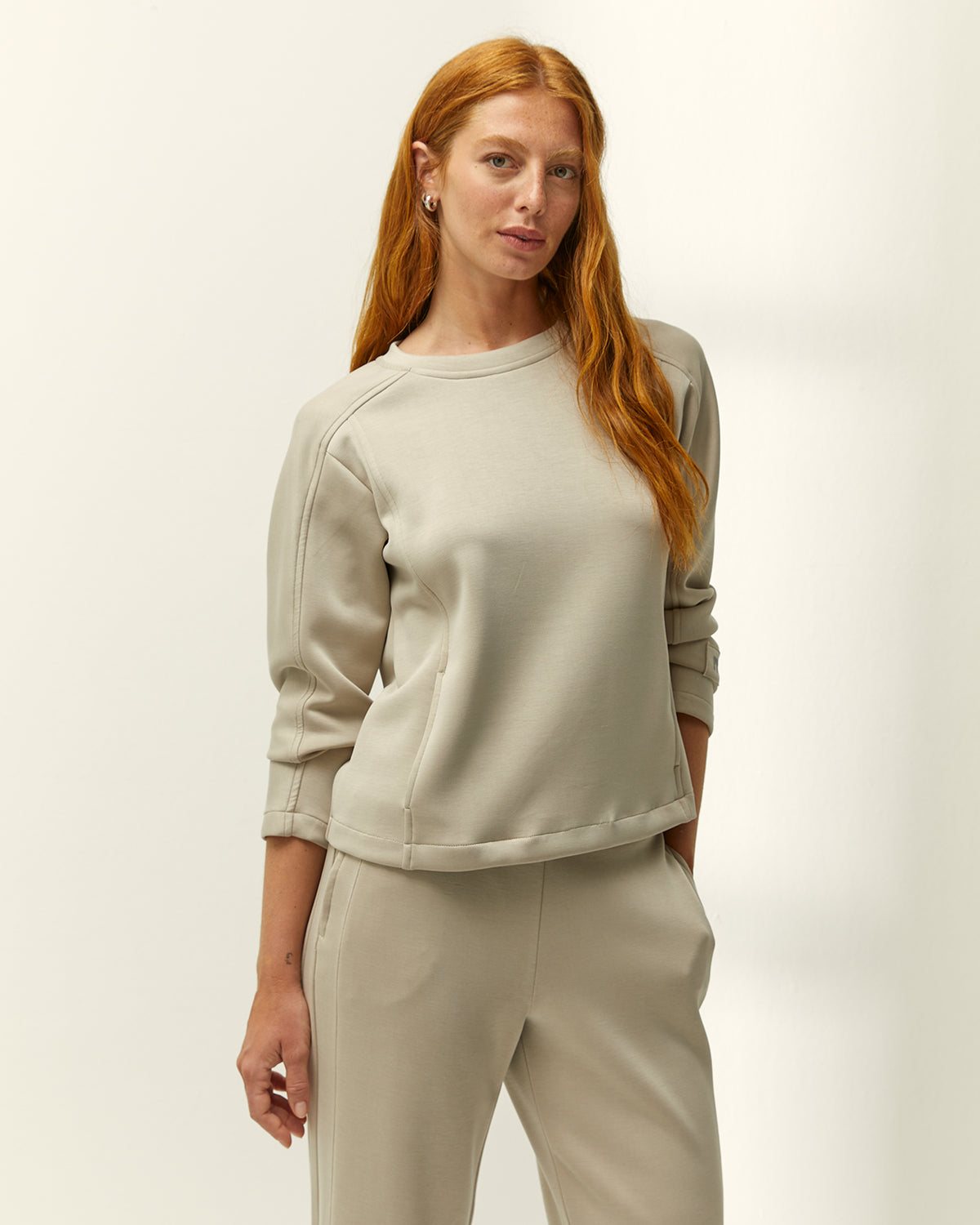Sudadera de mujer cuello redondo y bolsillos