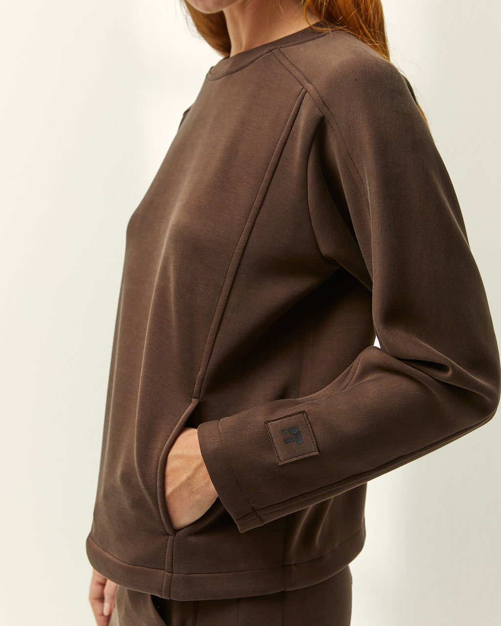 Sudadera de mujer cuello redondo y bolsillos