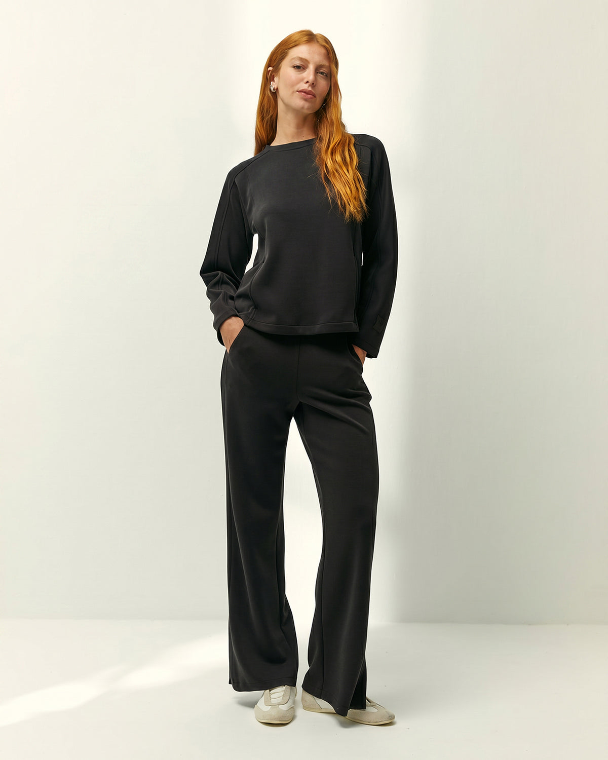 Sudadera de mujer cuello redondo y bolsillos