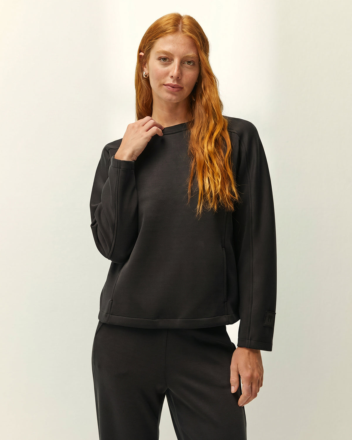 Sudadera de mujer cuello redondo y bolsillos