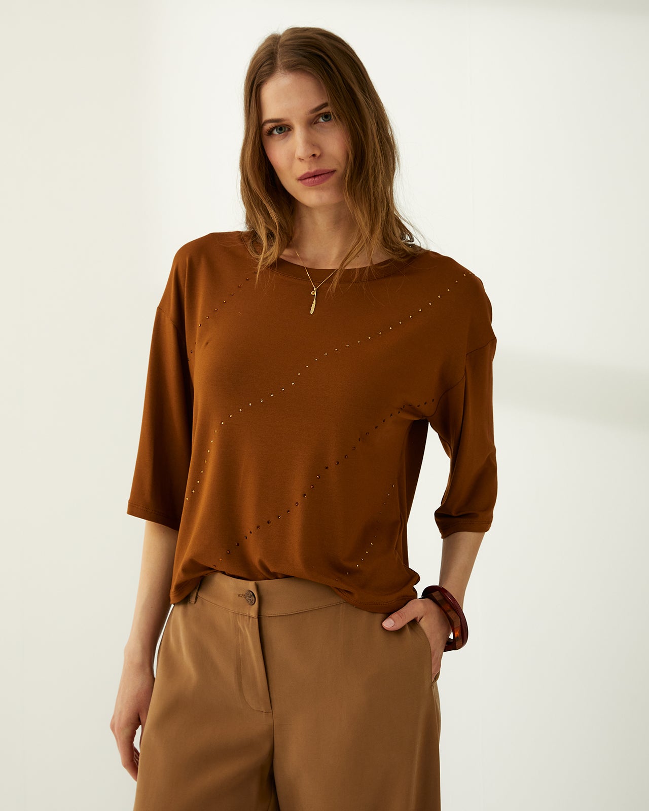 Camiseta de mujer cuello redondo con strass