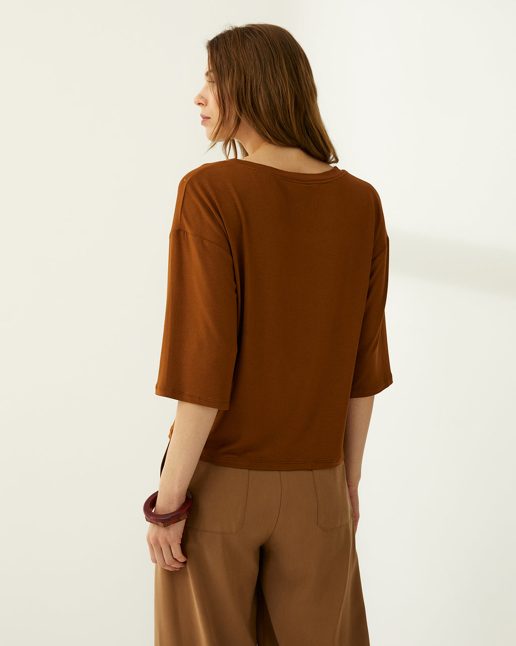 Camiseta de mujer cuello redondo con strass