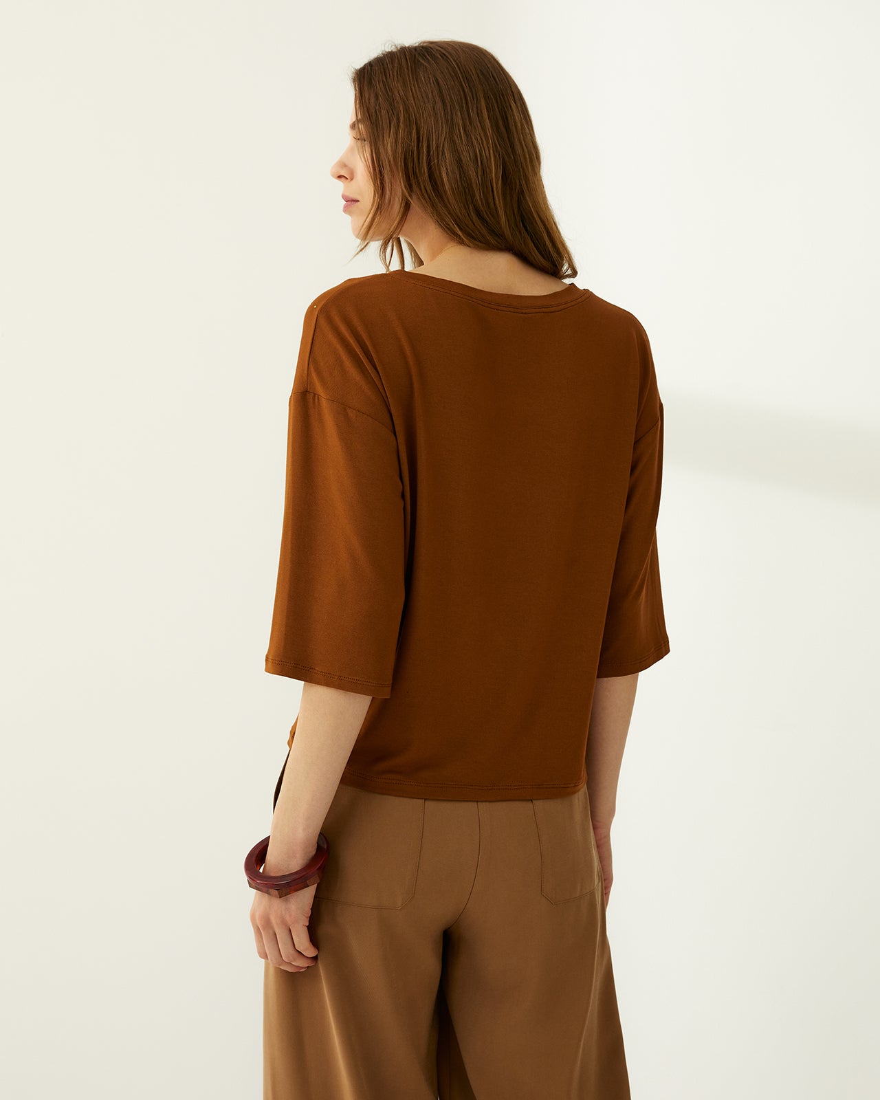 Camiseta de mujer cuello redondo con strass