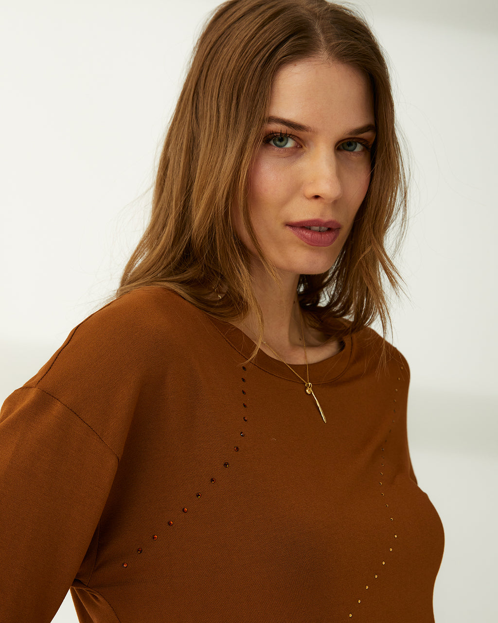Camiseta de mujer cuello redondo con strass